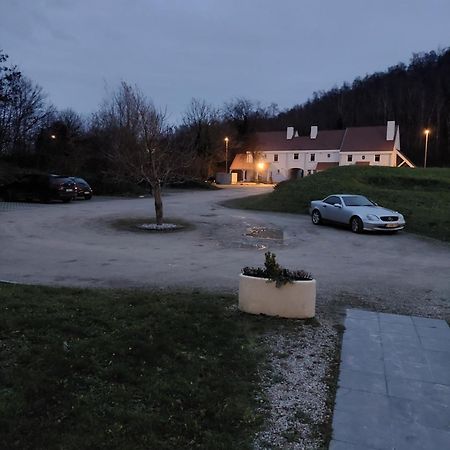 La Chambre Et Le Studio Du Chateau Du Golf De Bernalmont Liege Exterior photo